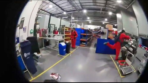 沖破三道安全圍欄,英國反戰人士闖入以色列軍工廠拆卸武器生產設備